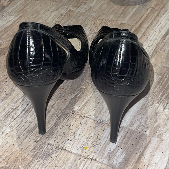 Ann Taylor Snakeskin Heels: Size 7.5 - Picture 3 of 4